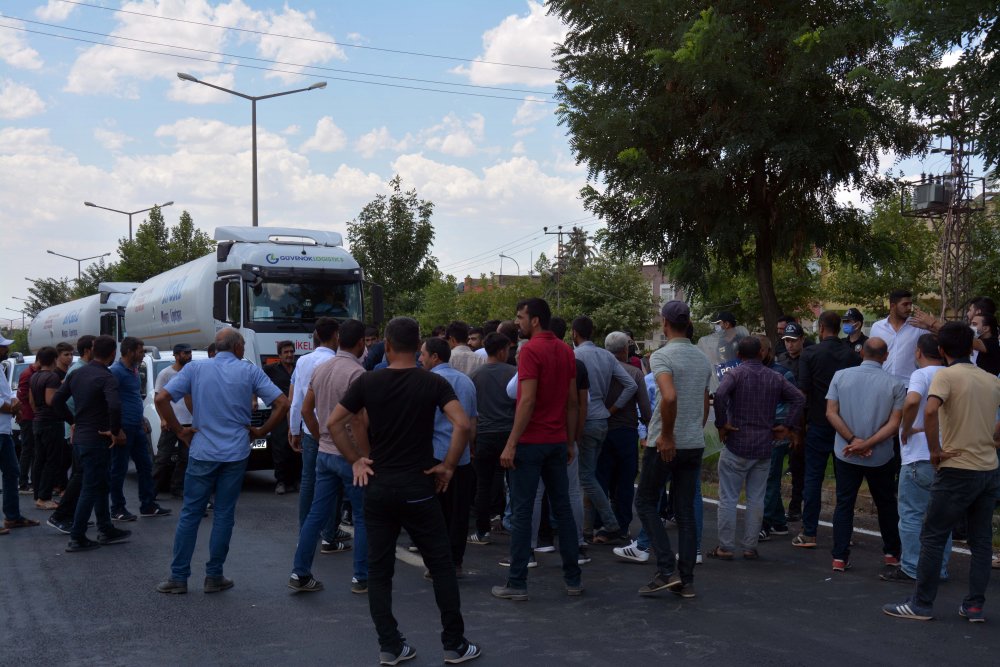 Elektrik kesintilerini protesto eden çiftçiler yol kapattı