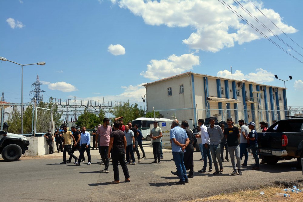 Elektrik kesintilerini protesto eden çiftçiler yol kapattı