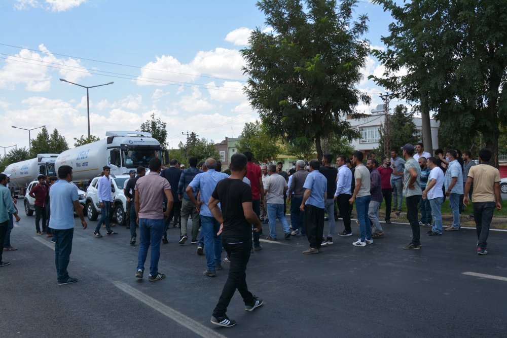 Elektrik kesintilerini protesto eden çiftçiler yol kapattı