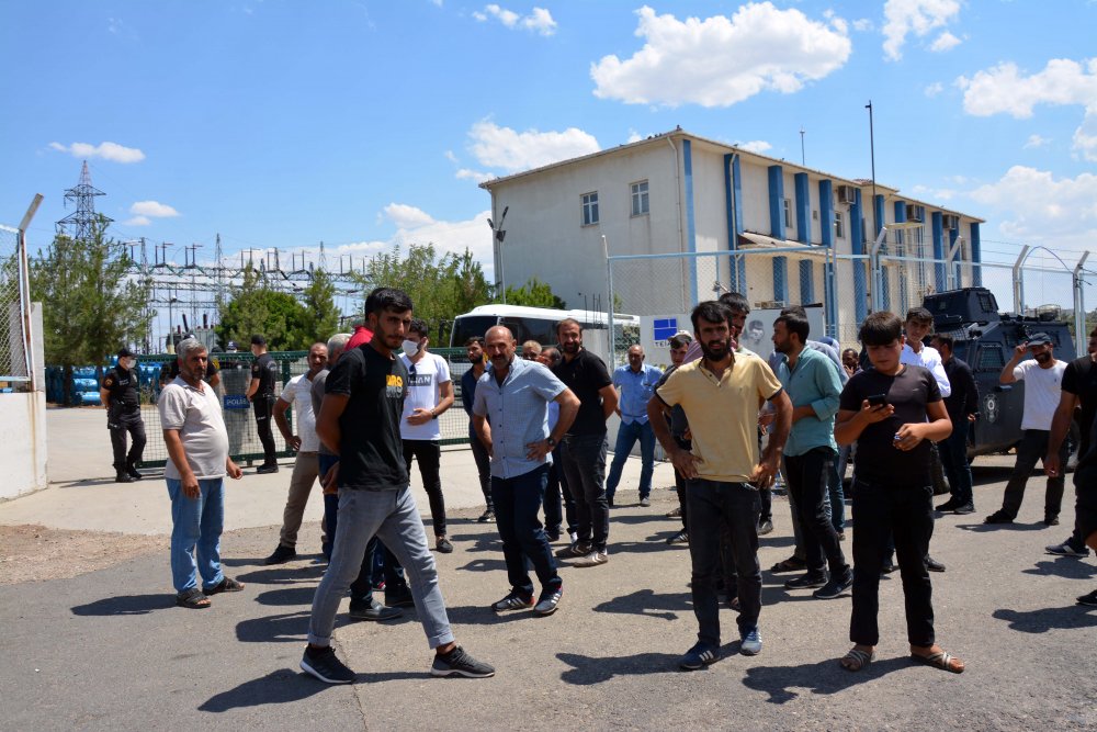 Elektrik kesintilerini protesto eden çiftçiler yol kapattı