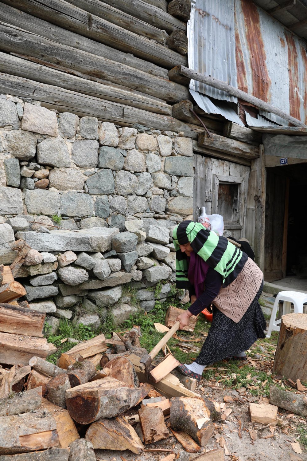 İkizdere yaylalarında yazın sobayla ısınıyorlar