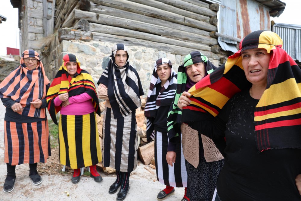 İkizdere yaylalarında yazın sobayla ısınıyorlar