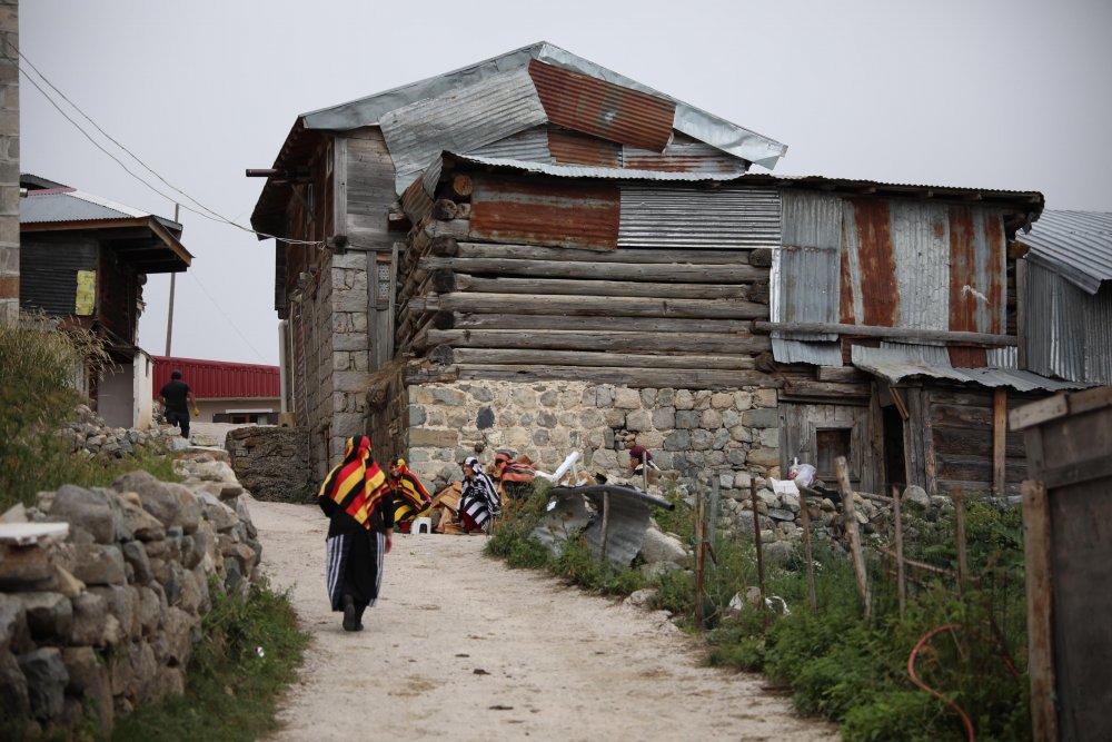 İkizdere yaylalarında yazın sobayla ısınıyorlar