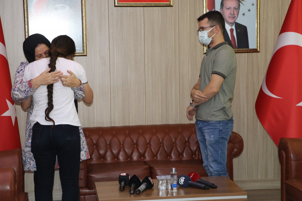 İkna yoluyla teslim olan PKK’lı 2 kadın, aileleriyle buluşturuldu