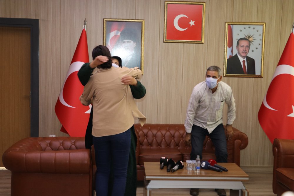 İkna yoluyla teslim olan PKK’lı 2 kadın, aileleriyle buluşturuldu