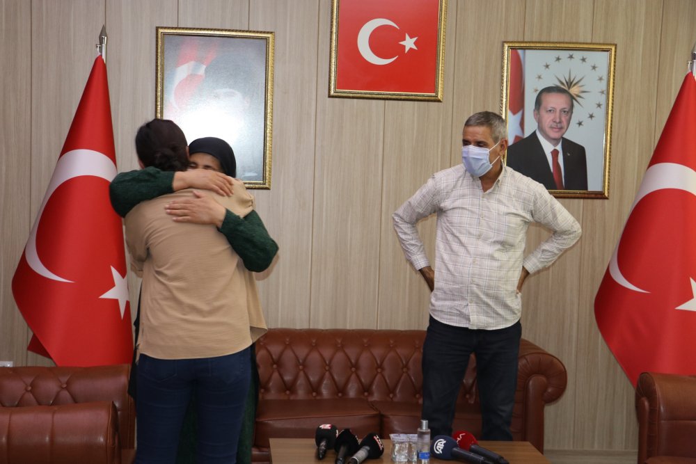 İkna yoluyla teslim olan PKK’lı 2 kadın, aileleriyle buluşturuldu