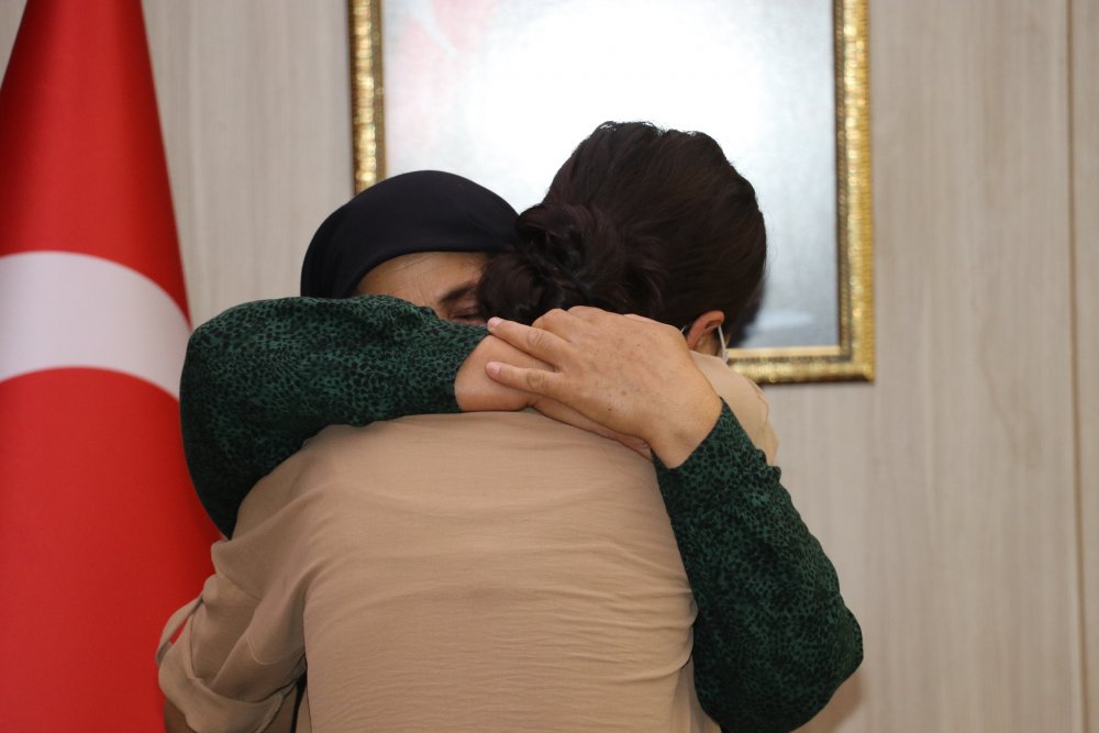 İkna yoluyla teslim olan PKK’lı 2 kadın, aileleriyle buluşturuldu