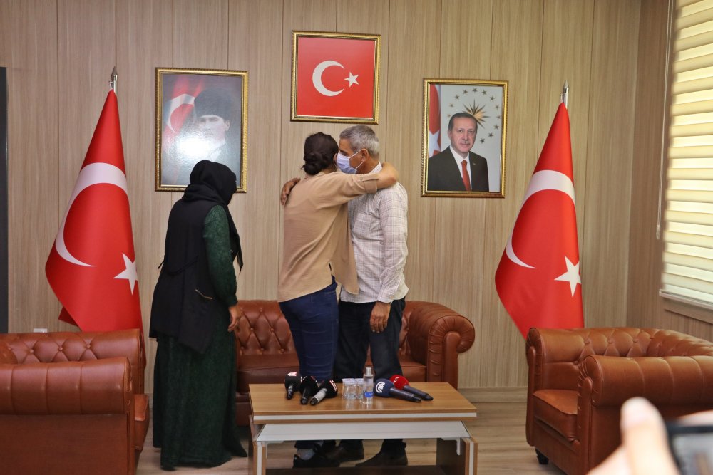 İkna yoluyla teslim olan PKK’lı 2 kadın, aileleriyle buluşturuldu