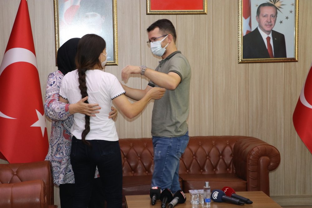 İkna yoluyla teslim olan PKK’lı 2 kadın, aileleriyle buluşturuldu