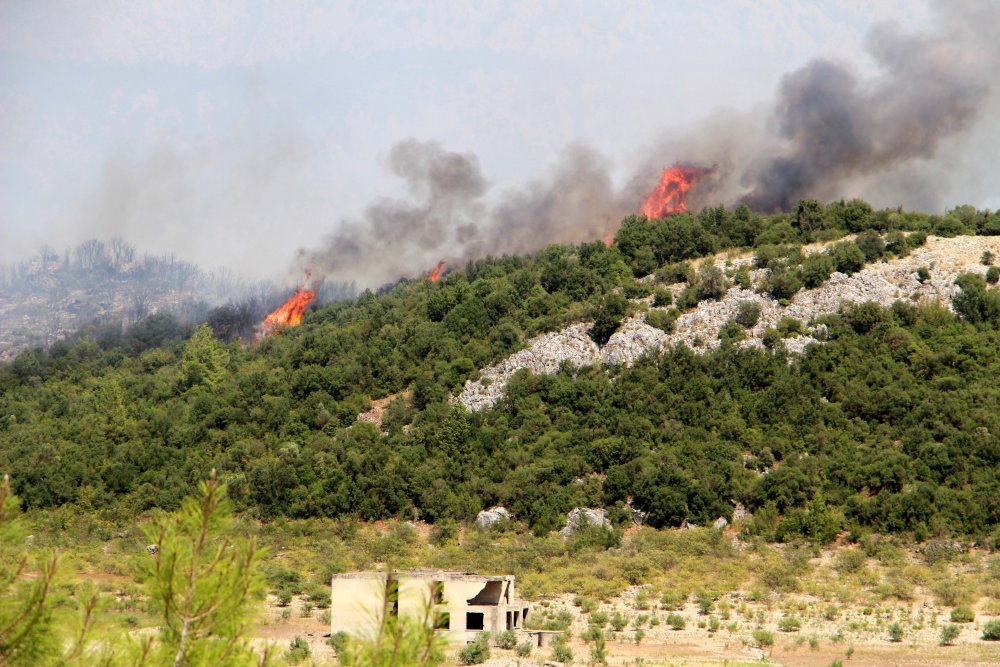 ISPARTA'DA ORMAN YANGINI YERLEŞİM YERLERİNE ULAŞTI, MAHALLE TAHLİYE EDİLDİ