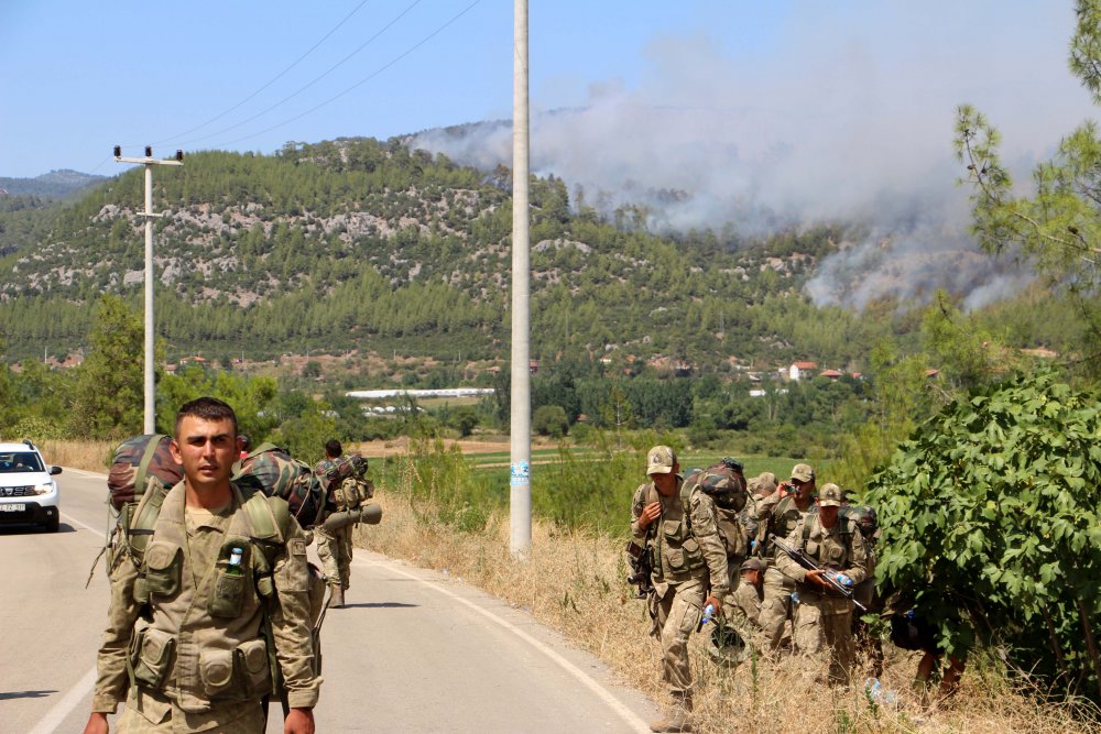 ISPARTA'DA ORMAN YANGINI YERLEŞİM YERLERİNE ULAŞTI, MAHALLE TAHLİYE EDİLDİ