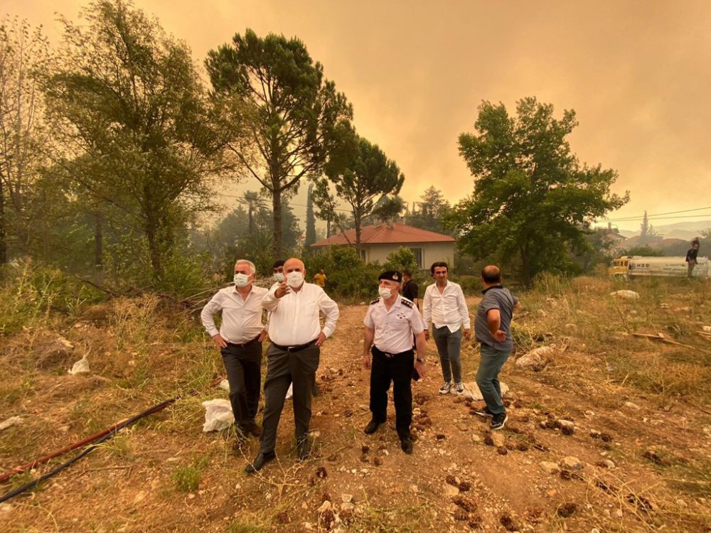 ISPARTA'DA ORMAN YANGINI YERLEŞİM YERLERİNE ULAŞTI, MAHALLE TAHLİYE EDİLDİ
