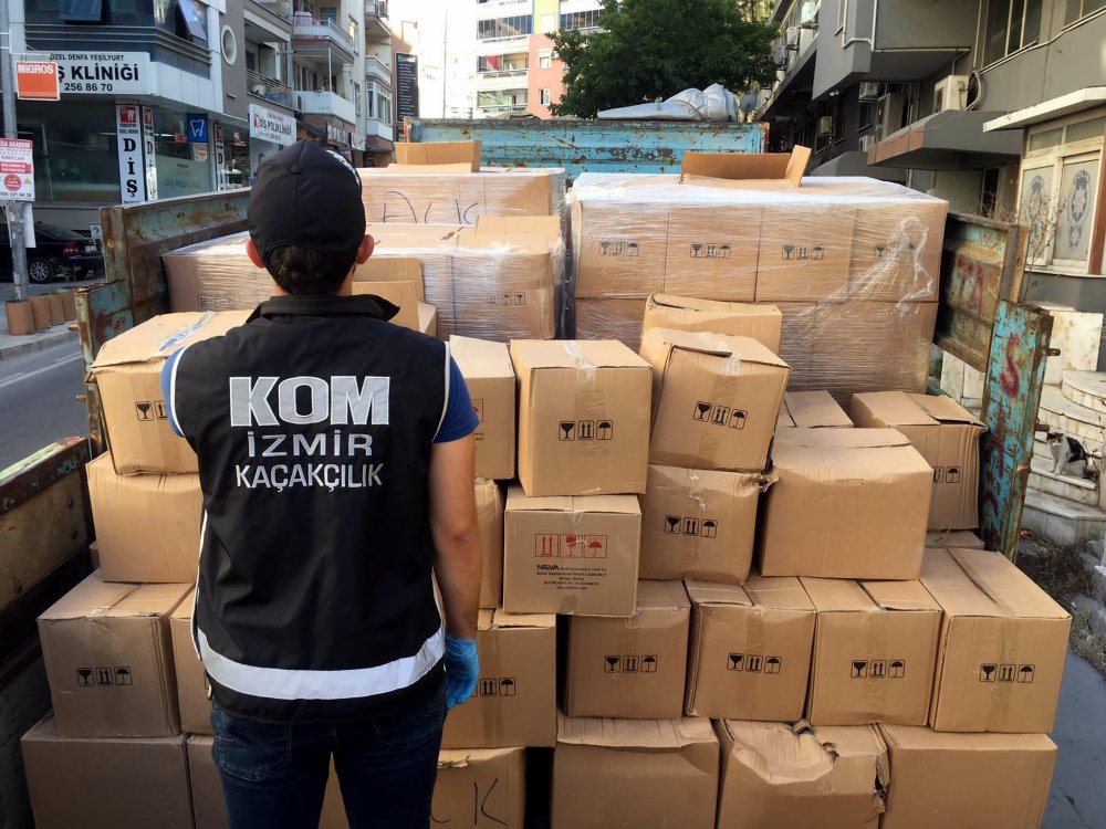 İzmir'de 3 milyon 500 bin liralık kaçak ürün ele geçirildi