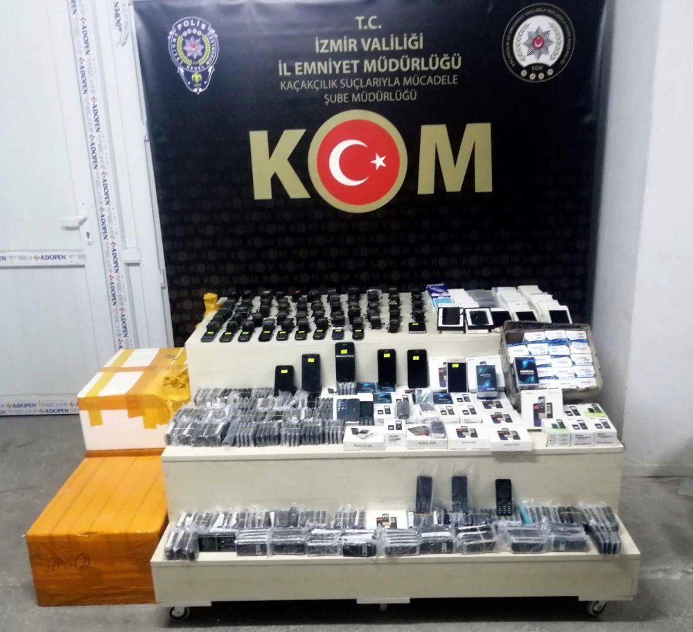 İzmir'de 3 milyon 500 bin liralık kaçak ürün ele geçirildi