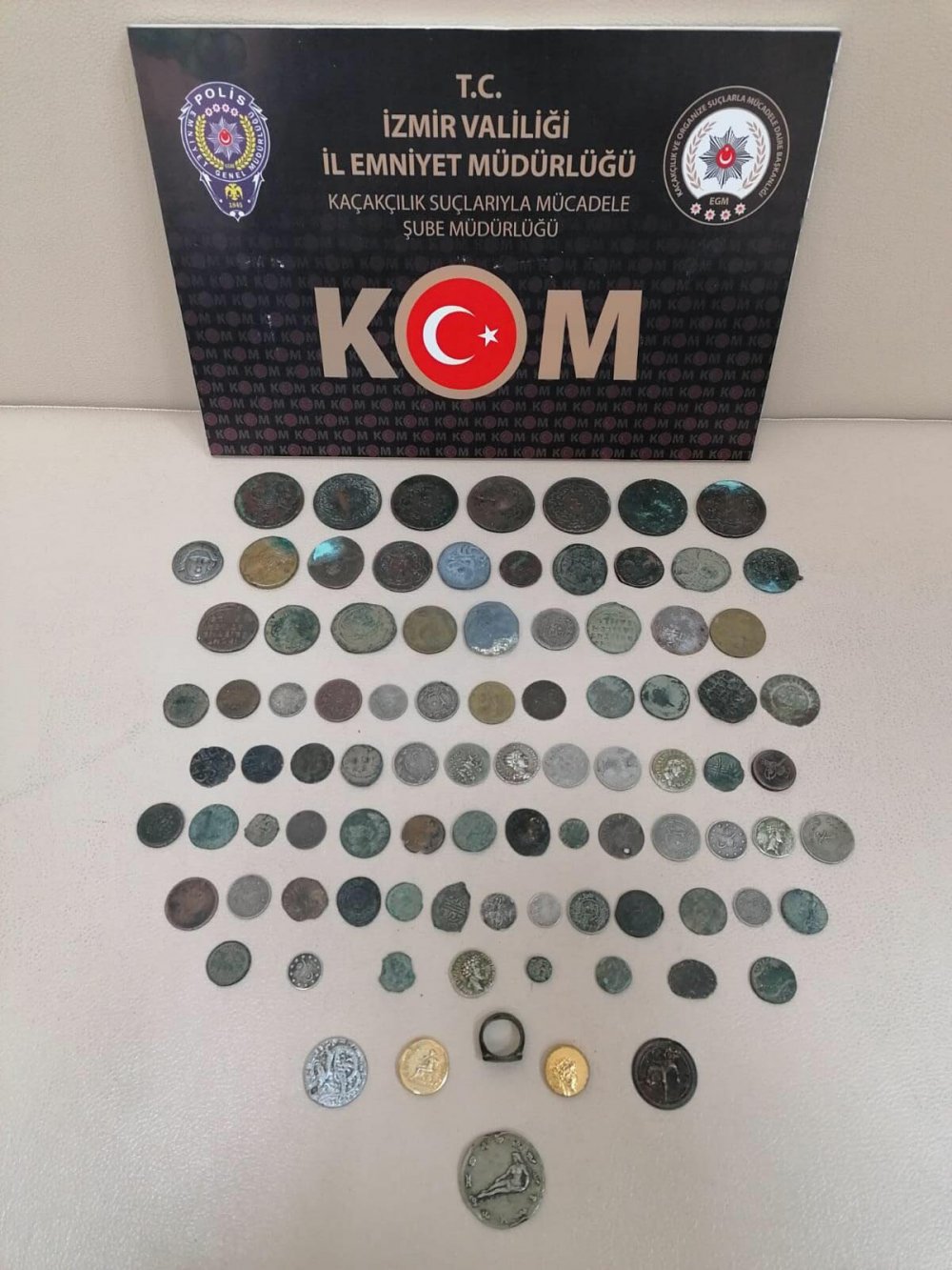 İzmir'de 3 milyon 500 bin liralık kaçak ürün ele geçirildi