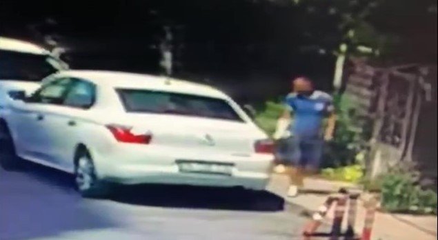 Kolundaki alçıyla araç camını kırıp hırsızlık yaptı