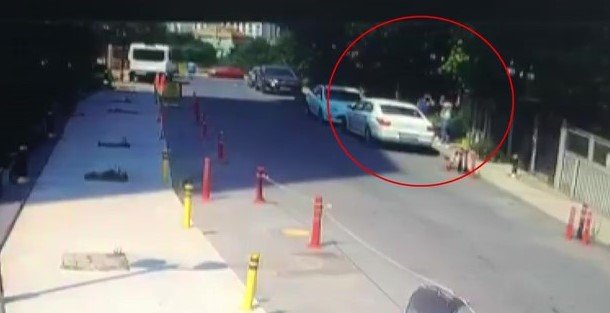 Kolundaki alçıyla araç camını kırıp hırsızlık yaptı