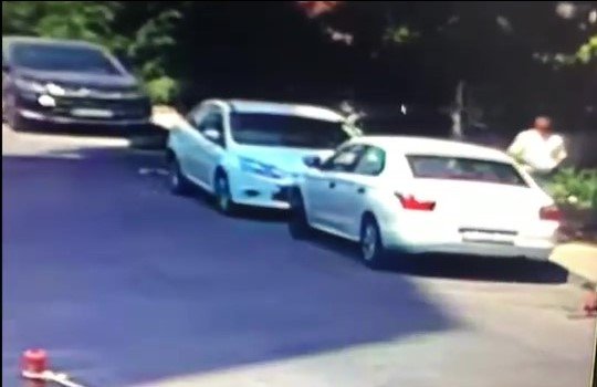 Kolundaki alçıyla araç camını kırıp hırsızlık yaptı