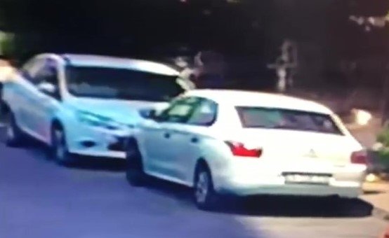 Kolundaki alçıyla araç camını kırıp hırsızlık yaptı