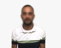 Kolundaki alçıyla araç camını kırıp hırsızlık yaptı