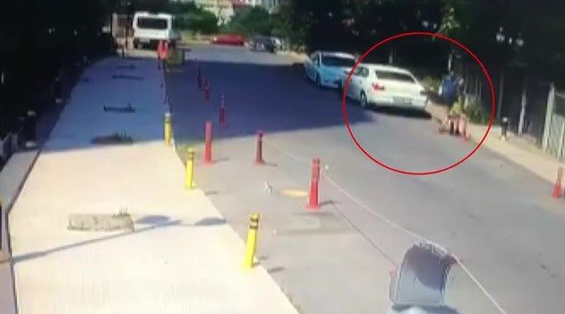 Kolundaki alçıyla araç camını kırıp hırsızlık yaptı