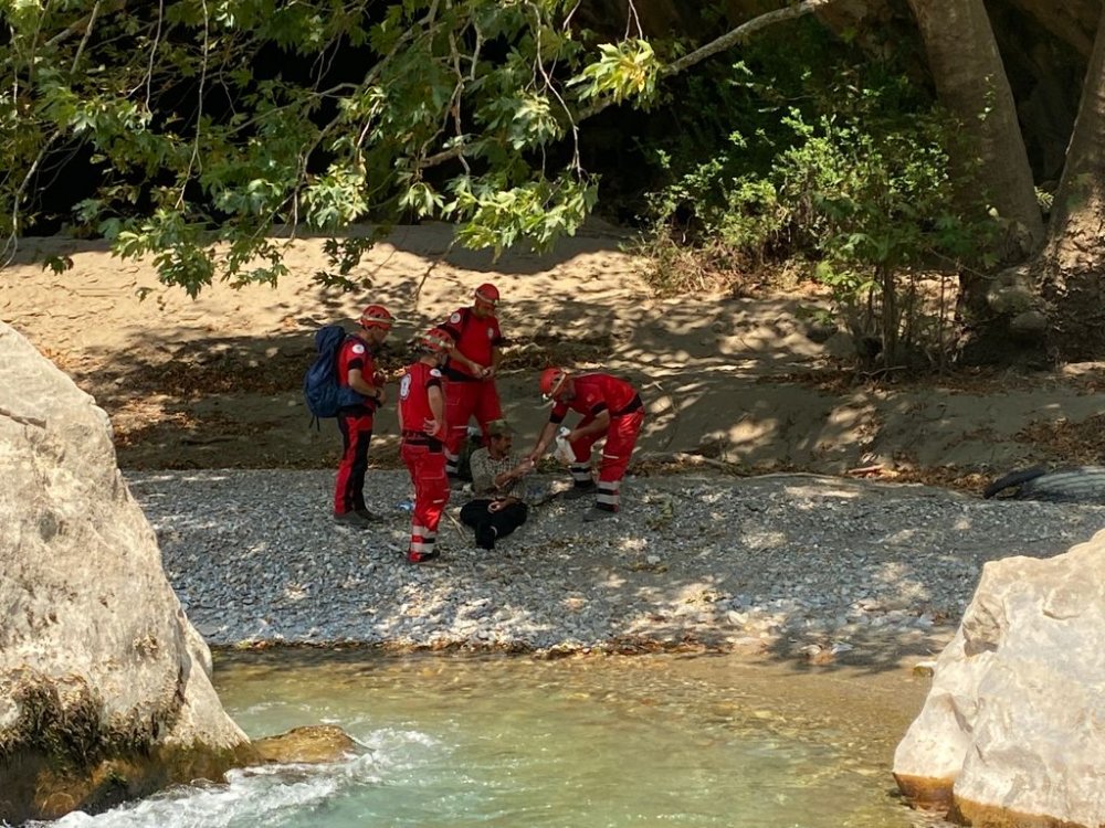Manavgat'taki yangında sığındığı mağarada mahsur kalan çoban ve 45 keçisi kurtarıldı