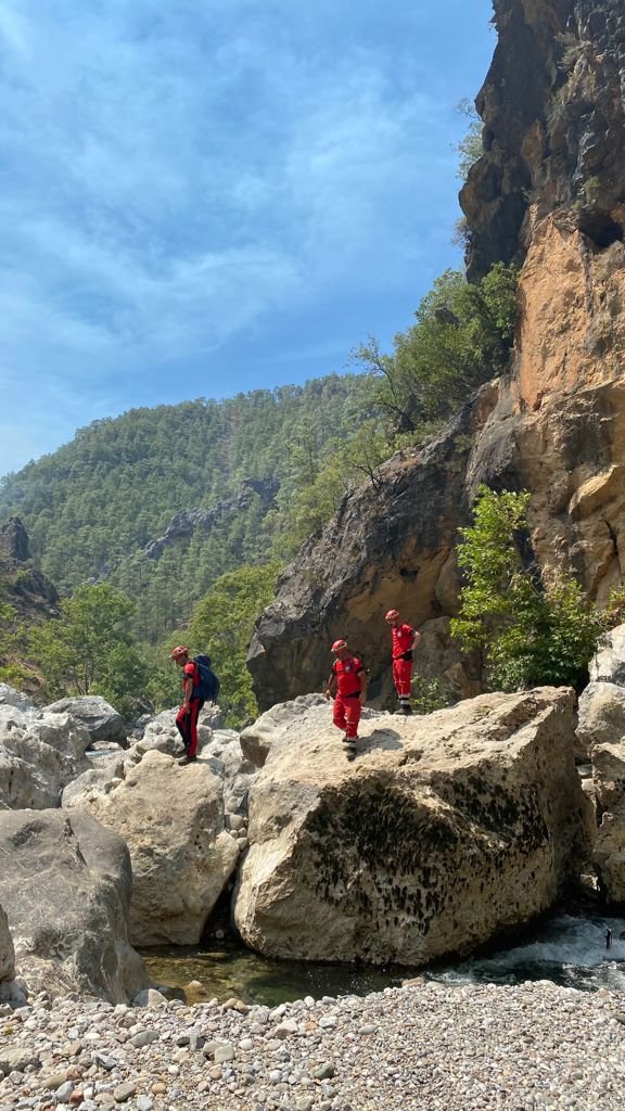 Manavgat'taki yangında sığındığı mağarada mahsur kalan çoban ve 45 keçisi kurtarıldı