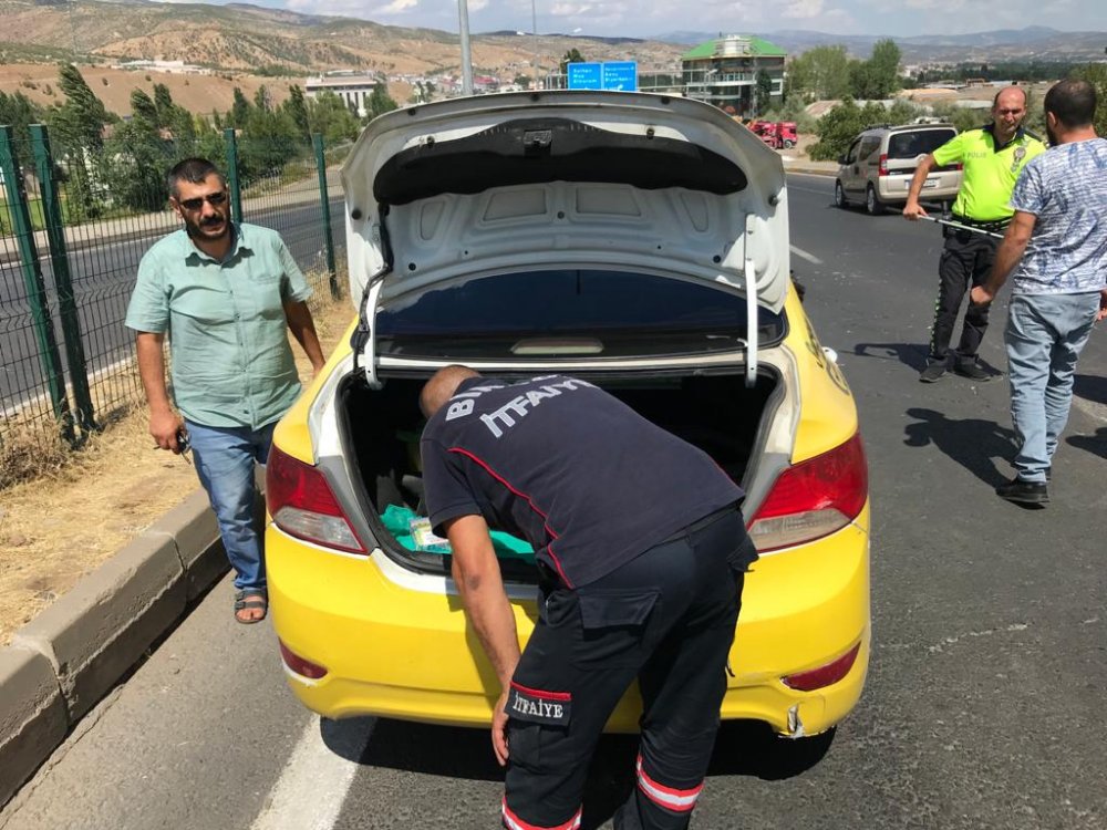 Taksi ile otomobil kafa kafaya çarpıştı