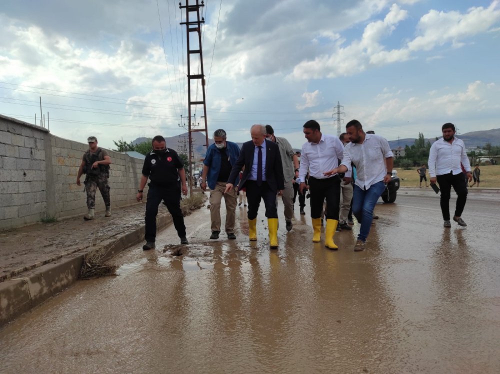 Van'da sel; Hakkari yolu ulaşıma kapandı