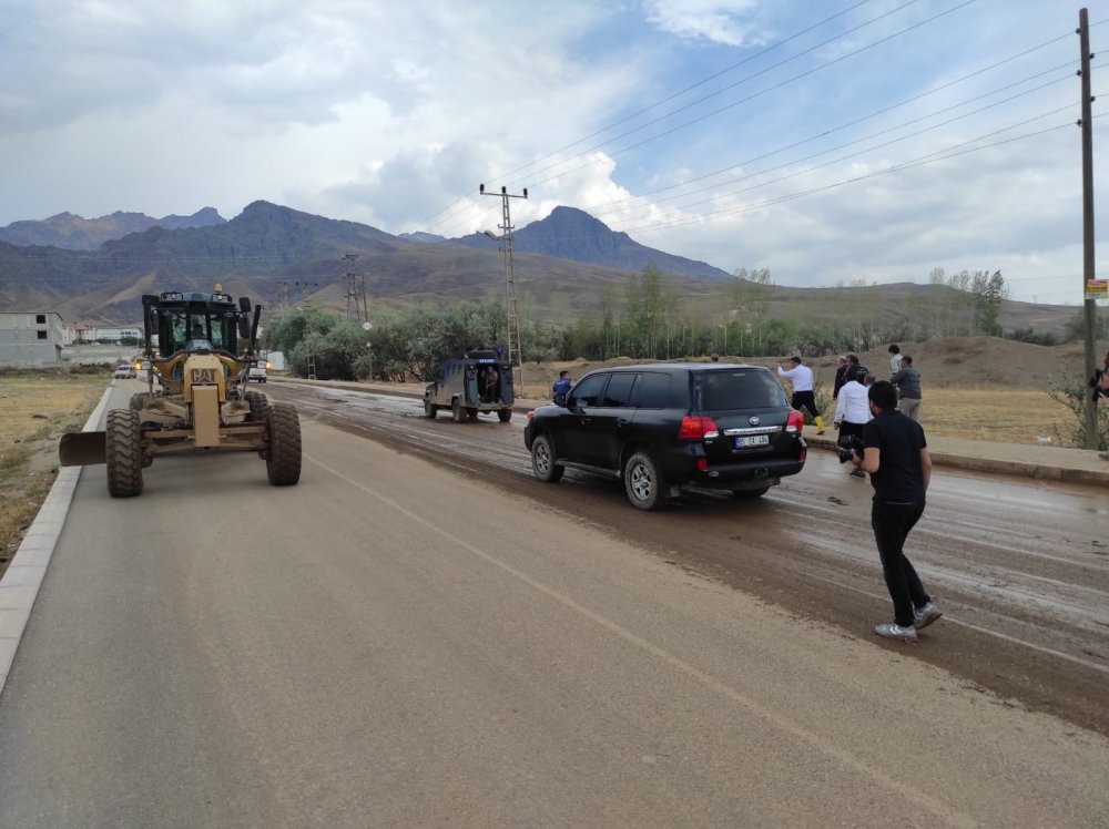 Van'da sel; Hakkari yolu ulaşıma kapandı