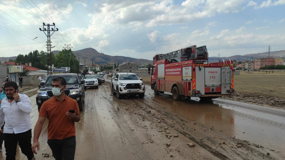 Van'da sel; Hakkari yolu ulaşıma kapandı