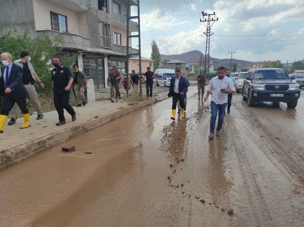 Van'da sel; Hakkari yolu ulaşıma kapandı