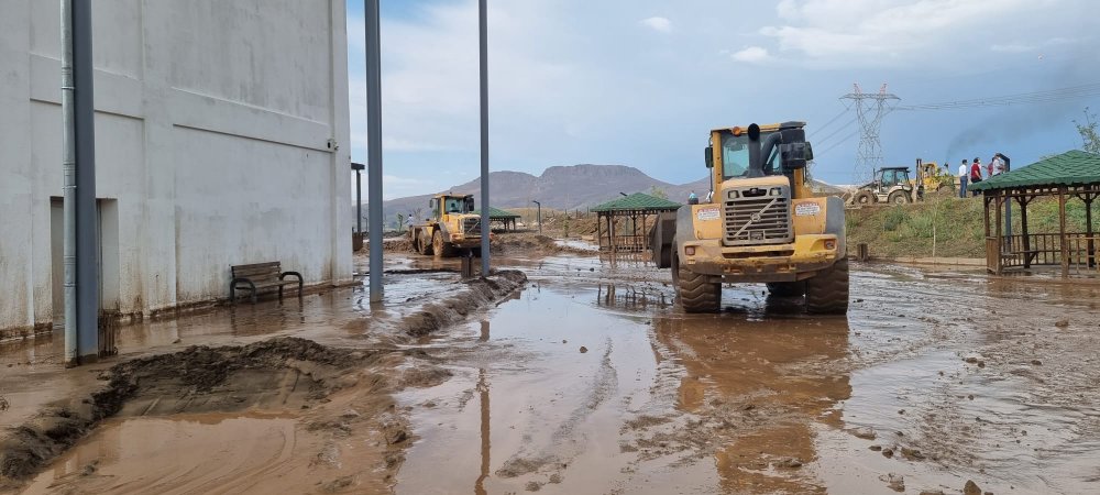 Van'da sel; Hakkari yolu ulaşıma kapandı