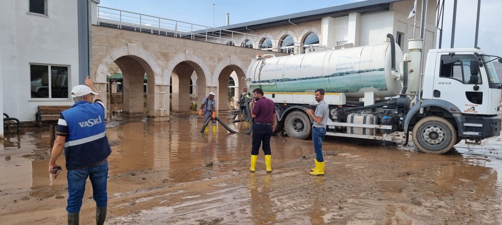 Van'da sel; Hakkari yolu ulaşıma kapandı