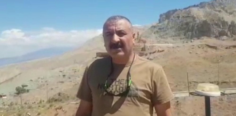 Ağrı Dağı'nın zirvesindeki buzullar eriyor, çamur ve taşlar yerleşim alanlarına geliyor