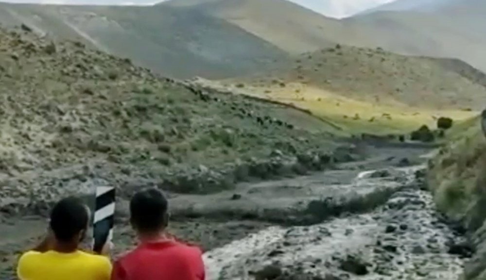 Ağrı Dağı'nın zirvesindeki buzullar eriyor, çamur ve taşlar yerleşim alanlarına geliyor