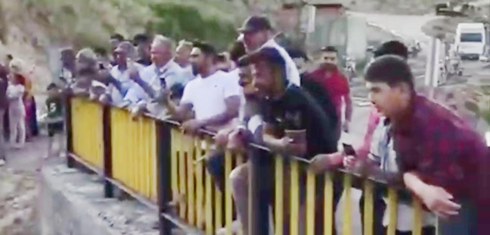 Ağrı Dağı'nın zirvesindeki buzullar eriyor, çamur ve taşlar yerleşim alanlarına geliyor