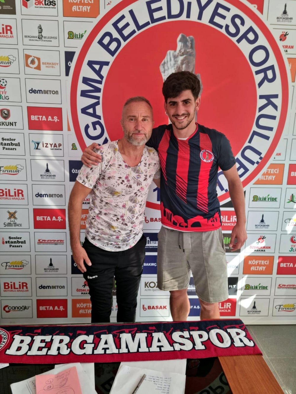 Bergama Belediyespor Burak ve Sait'le imzaladı