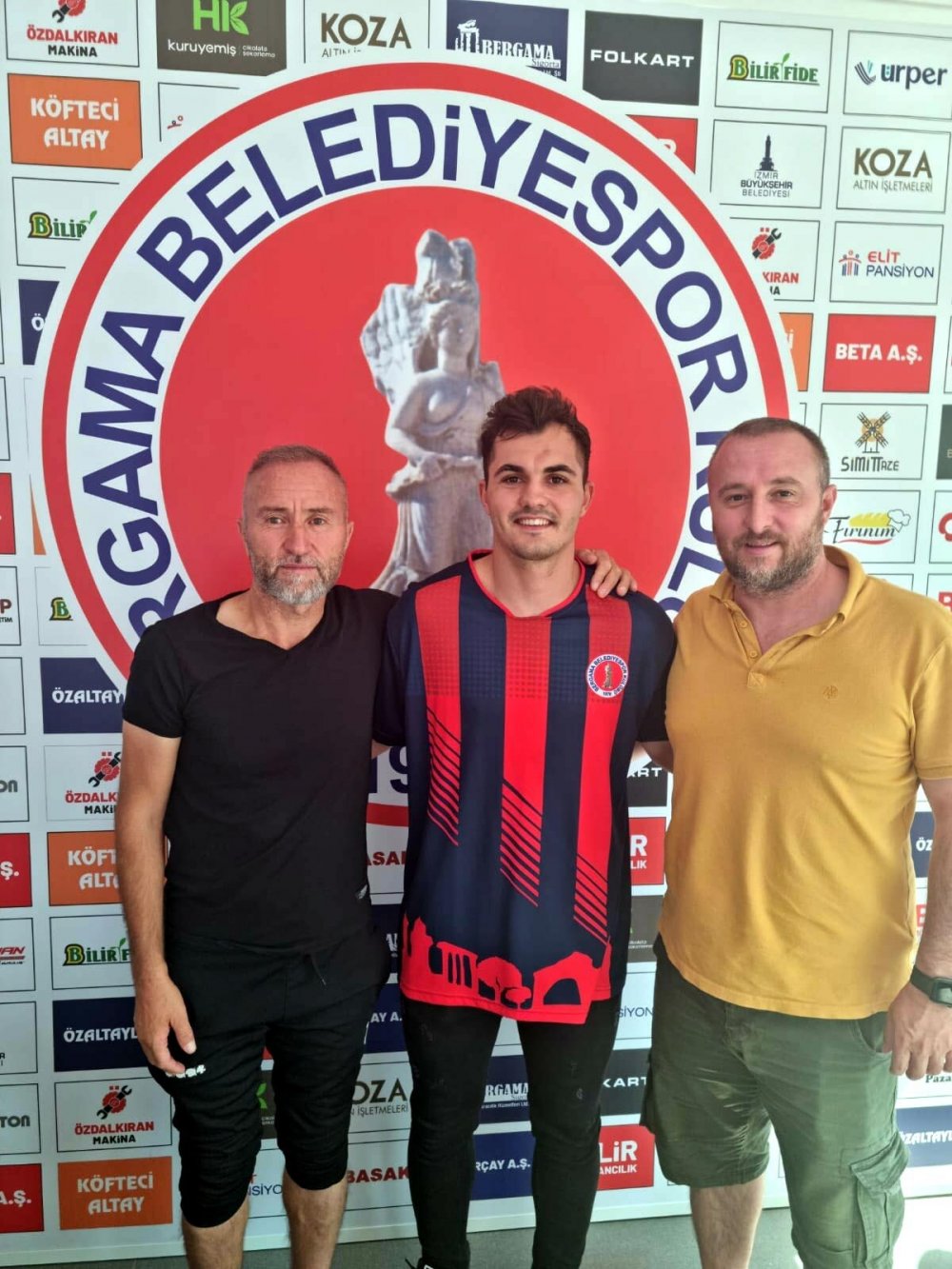 Bergama Belediyespor Burak ve Sait'le imzaladı