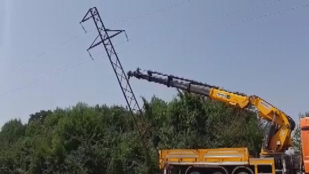 Çatalca'da yan yatan elektrik direği tehlike yarattı