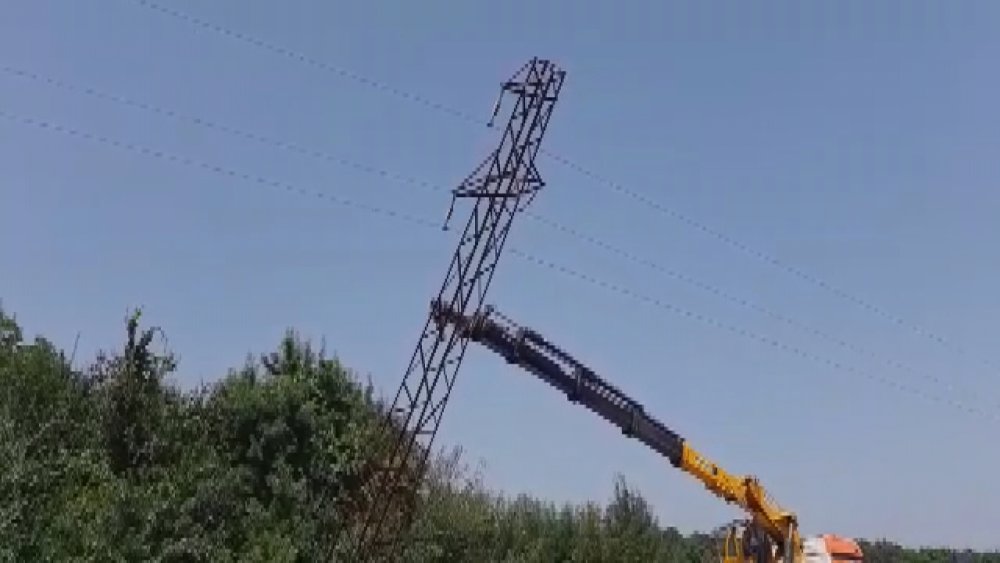 Çatalca'da yan yatan elektrik direği tehlike yarattı