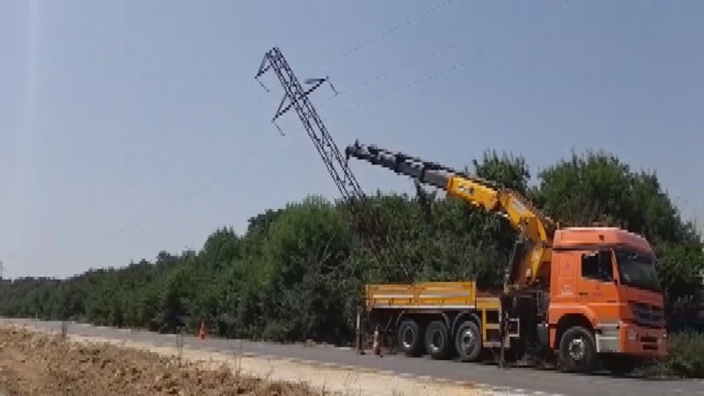Çatalca'da yan yatan elektrik direği tehlike yarattı