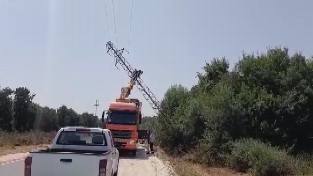 Çatalca'da yan yatan elektrik direği tehlike yarattı