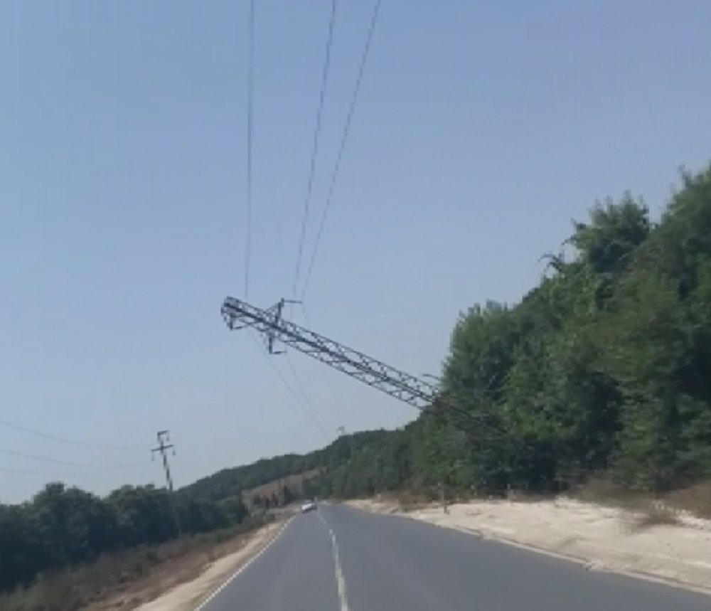 Çatalca'da yan yatan elektrik direği tehlike yarattı