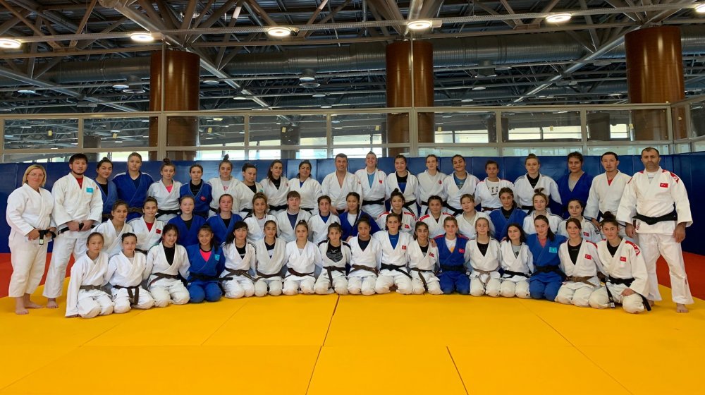 Judo Kadın Ümit Milli Takımı Burdur’da ortak çalışma kampında