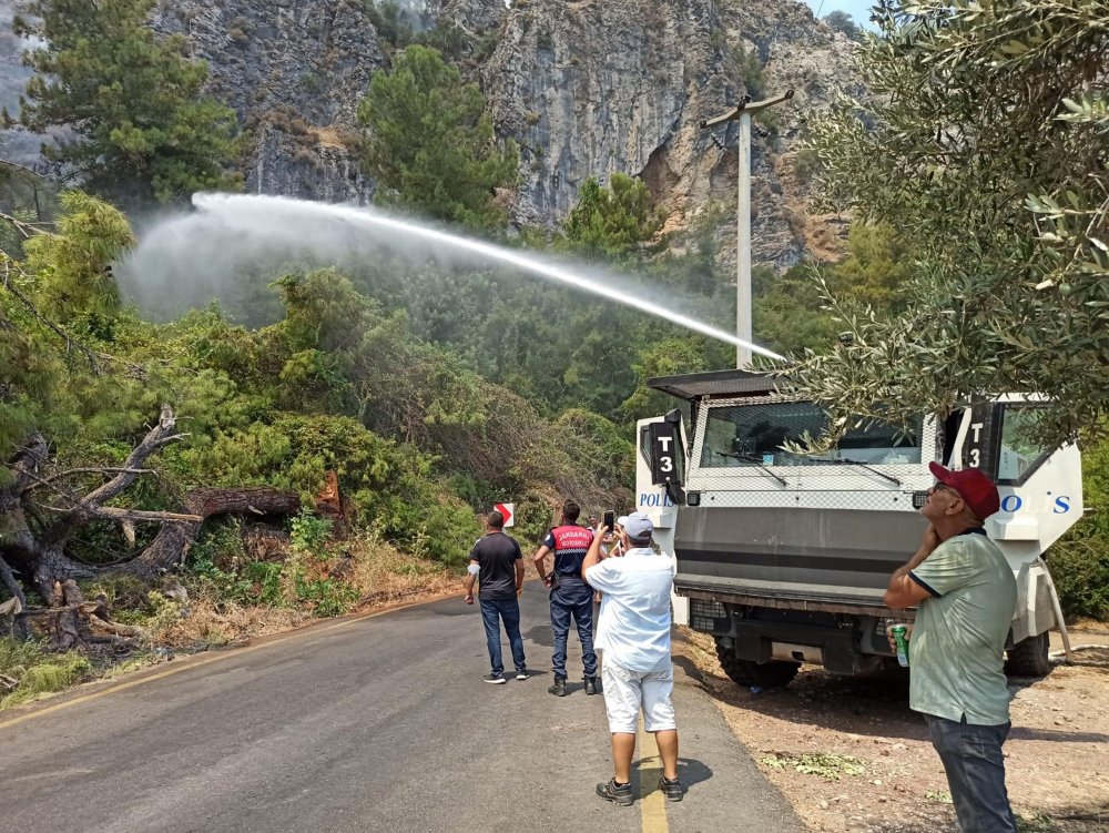 Marmaris'teki yangın 7'nci günde: Alevler Delikliyol mevkisine sıçradı, 3 ev ve restoran tahliye edildi
