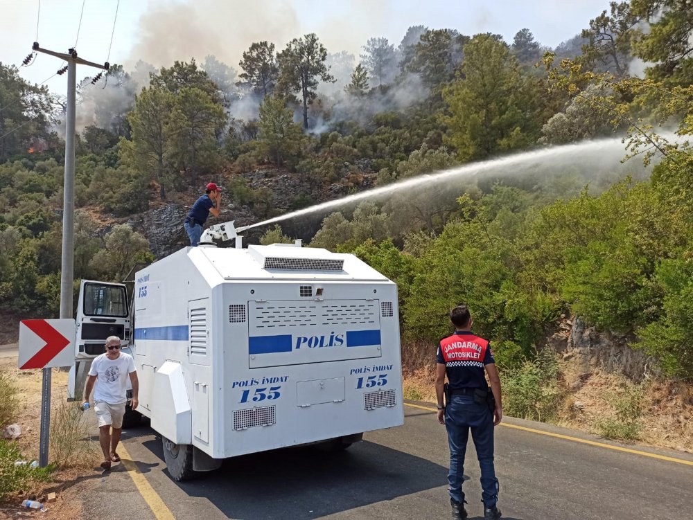 Marmaris'teki yangın 7'nci günde: Alevler Delikliyol mevkisine sıçradı, 3 ev ve restoran tahliye edildi