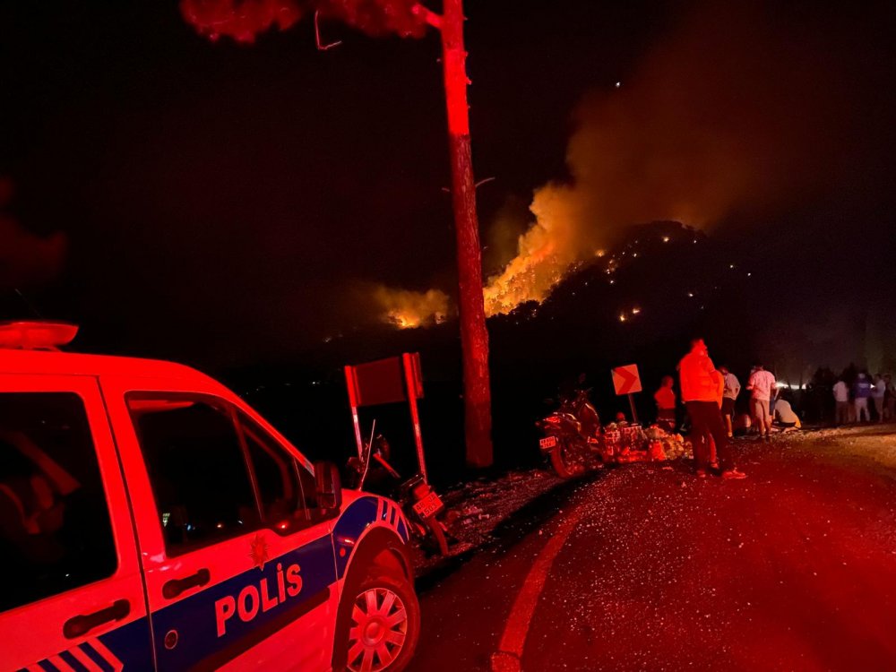OYUNCU FURKAN KIZILAY YANGIN SÖNDÜRME ÇALIŞMALARINA KATILDI: ÇÖKEK VE DEREKÖY YANIYOR Seydikemer'deki yangında alevler kontrol altına alındı