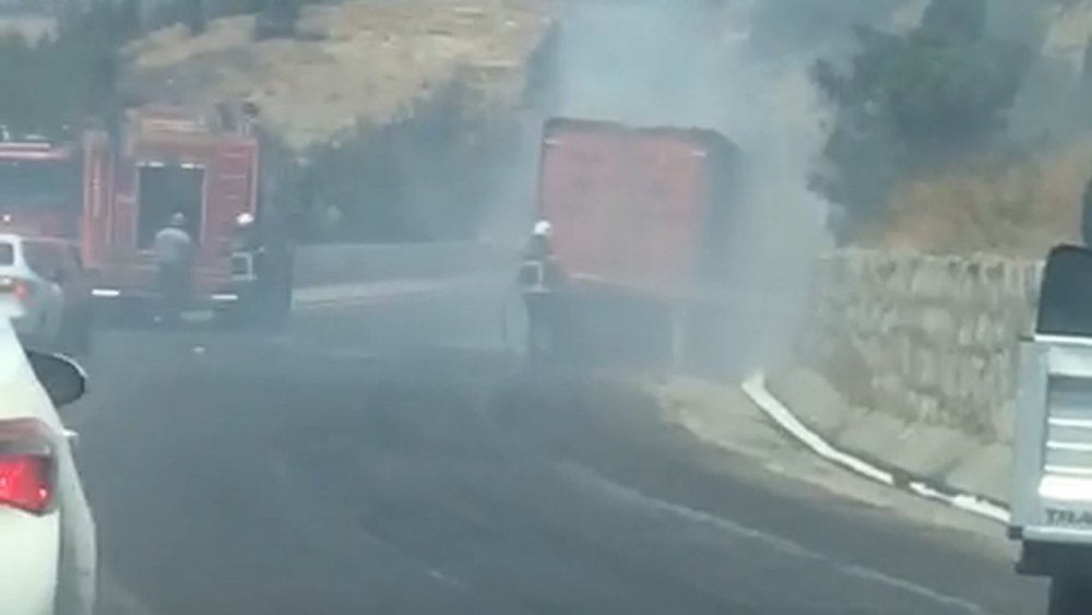 Seyir halindeyken alev alan tıbbi atık kamyonu yandı