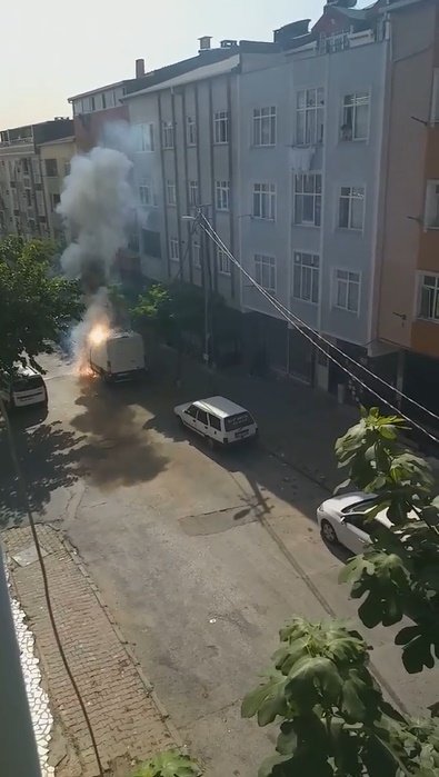 Sultangazi'de elektrik kabloları üzerine düştüğü minibüsü yakıyordu